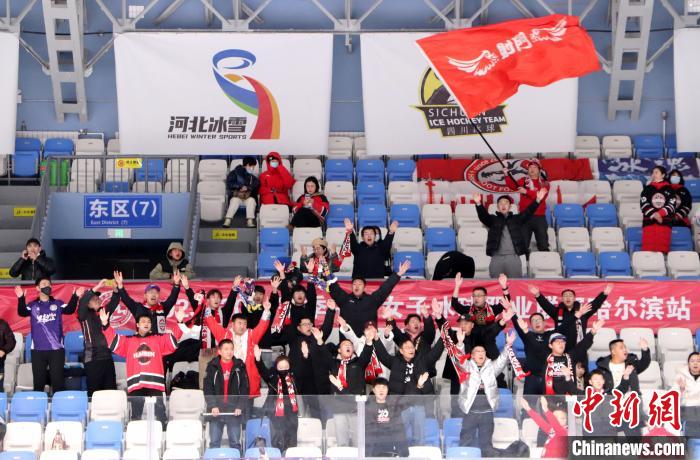 中国女子冰球职业联赛首次在哈尔滨开幕，标志