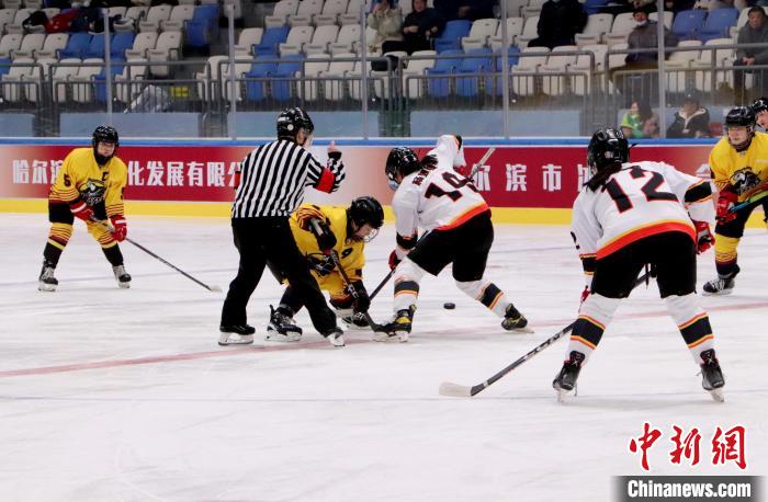 中国女子冰球职业联赛首次在哈尔滨开幕，标志