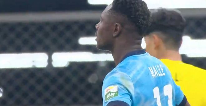 大连英博客场挑战上海海港 两度越位进球遭判罚