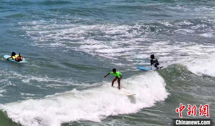 第一届全国学生青年运动会冲浪比赛在北海启幕