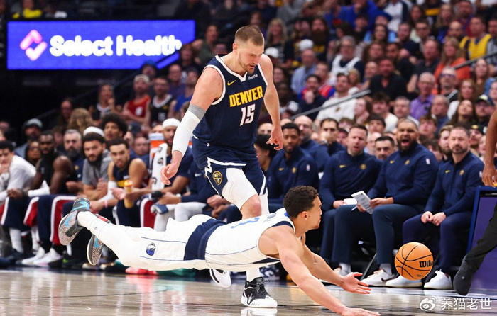 约基奇三双引领掘金大胜独行侠 距历史纪录仅差